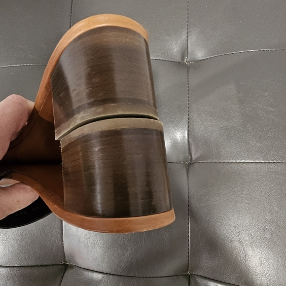 Authentic Valentino Garavani v logo Sandals in size 40 - Picture 6 of 8